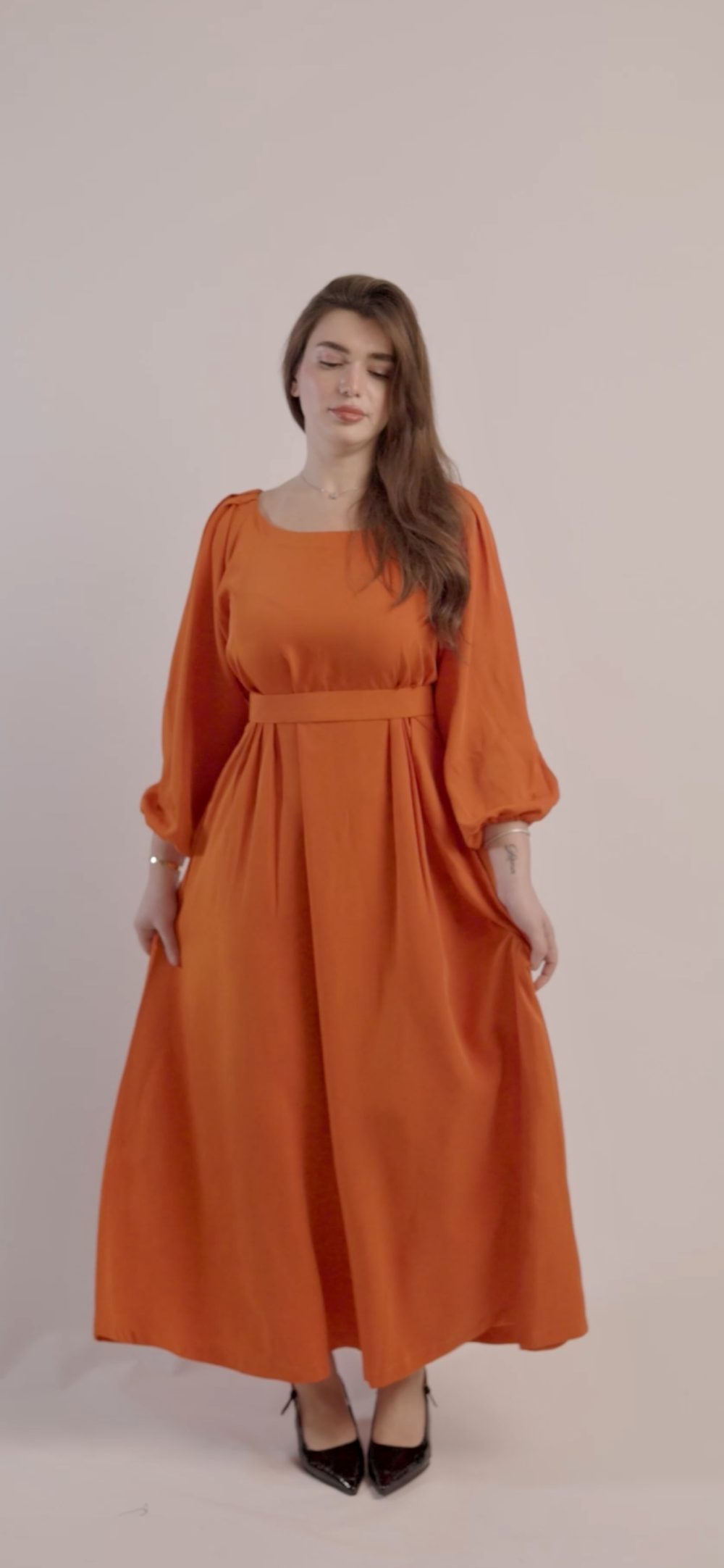 فستان ناعم بكسرات على الجنبين وحزام